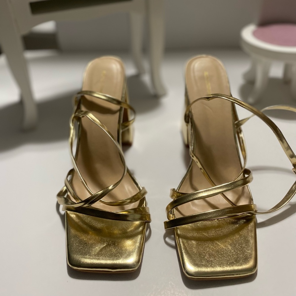 PrettyLittleThing Women's Gold Sandals (size 7) NEW
